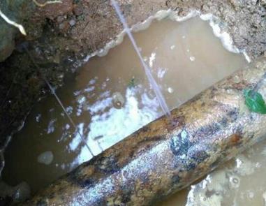 上饶市楼顶渗水维修公司分享下地暖漏水的原因及检测方法。